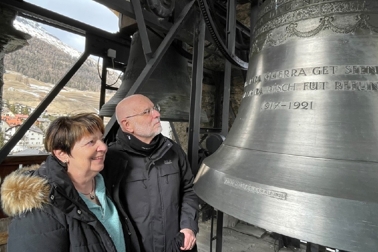 Da im «Bel Taimpel» alle Glocken mehr oder weniger auf Augenhöhe hängen, lassen es sich Silvia und Peter Masüger vor dem Panorama mit den Dreitausendern nicht nehmen, behutsam an die Glocken zu klopfen. (Bild: Walter Isler)