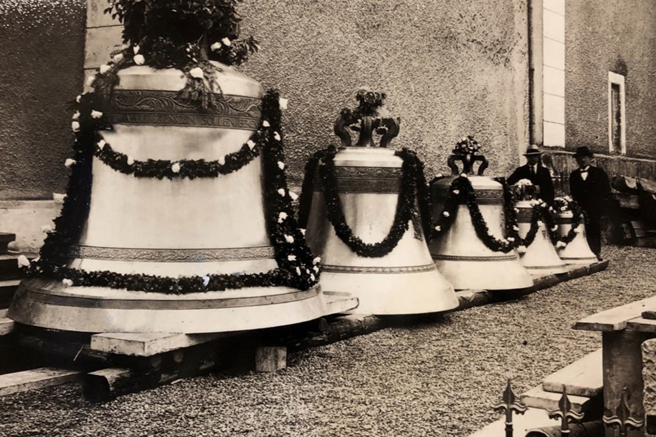 Die neuen Glocken stehen für den Glockenaufzug im November 1932 bereit. (Bild: zVg)