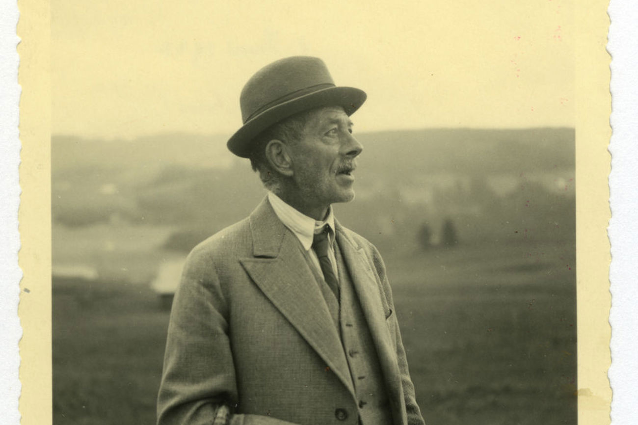 Robert Walser auf einer Wanderung von Urnäsch nach Appenzell am 11. Mai 1942, fotografiert von Carl Seelig | Copyright: Keystone SDA, Robert Walser-Stiftung Bern
