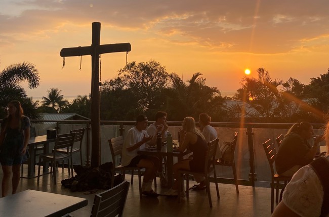 Jana Goldenberger und Manuel Ditthardt mit Freunden in Kona, Hawaii.