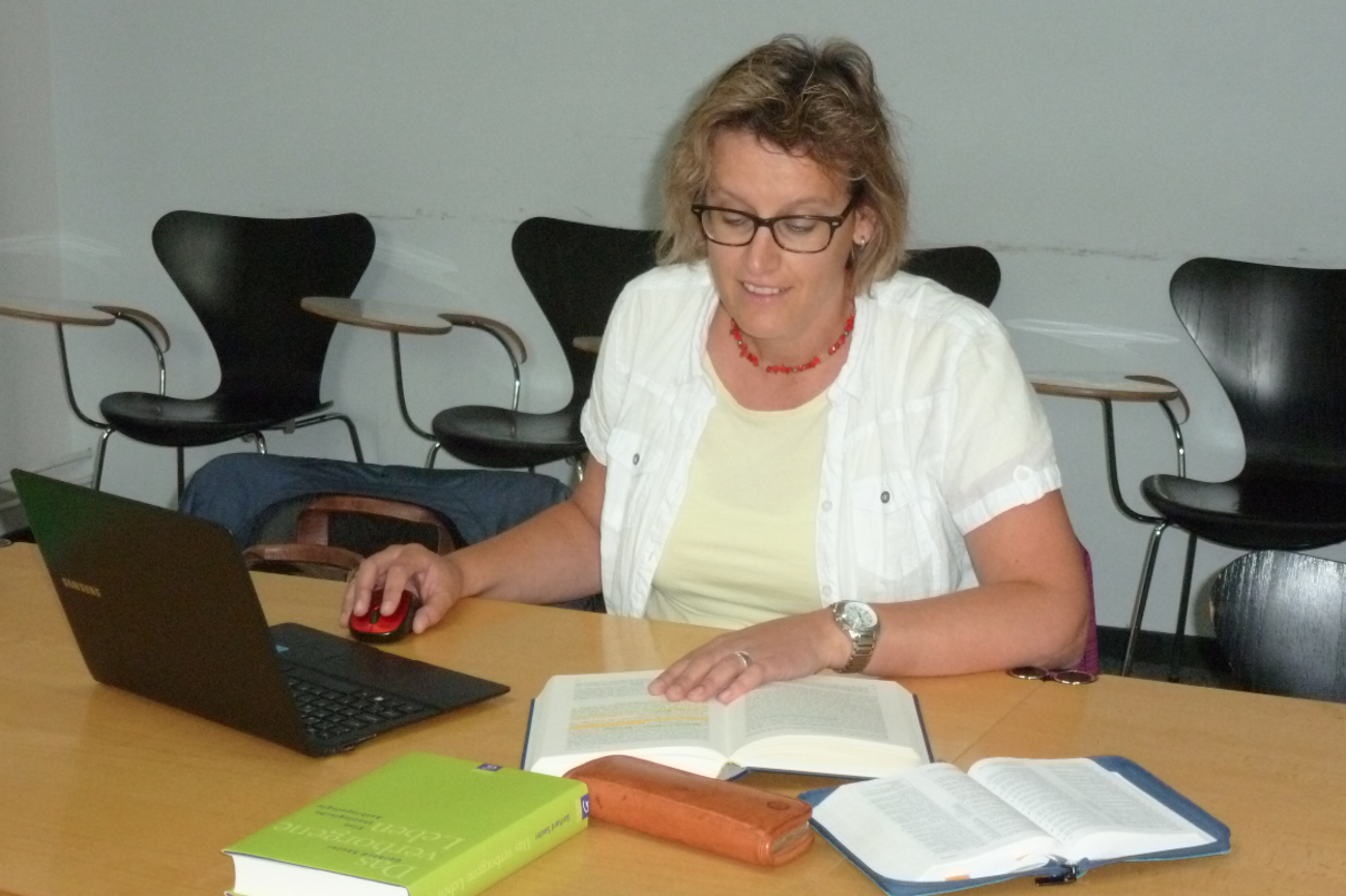 Unterstützung, die sich später auszahlen soll: Carmen Stark lernt für ihr Theologiestudium. (Bild: pd)