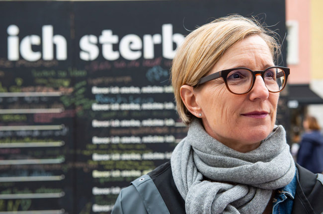 «Letzte Hilfe»-Kurse vermitteln Interessierten das Einmaleins der Sterbebegleitung. Barbara Piccolin ist Kursleiterin und war auf dem Fronwagplatz vor Ort