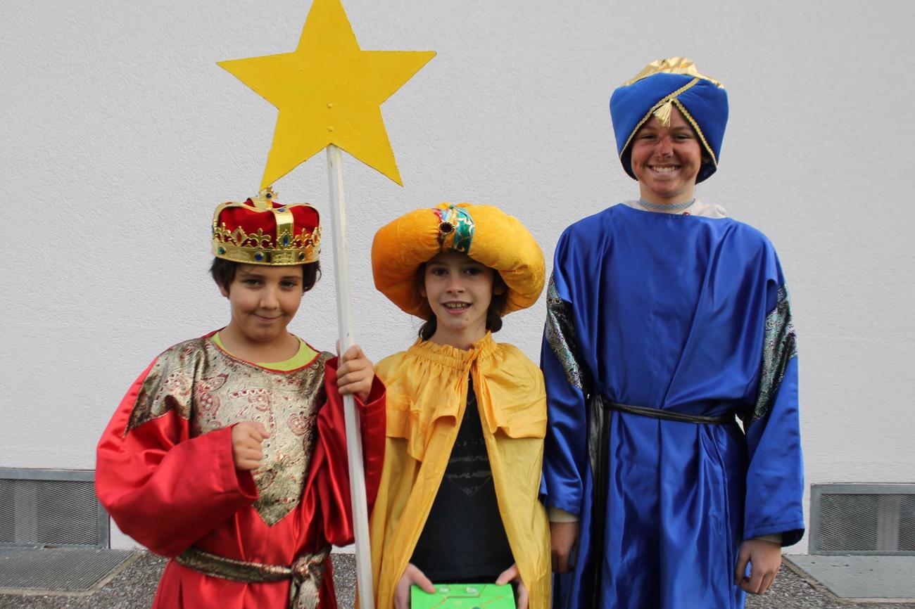 In einigen Thurgauer Gemeinden sind evangelische und katholische Sternsinger gemeinsam
für Gott und bedürftige Kinder unterwegs – wie hier in Alterswilen Valerio
Muscolino, Goia und Salome Zürcher. (Bild: sal)