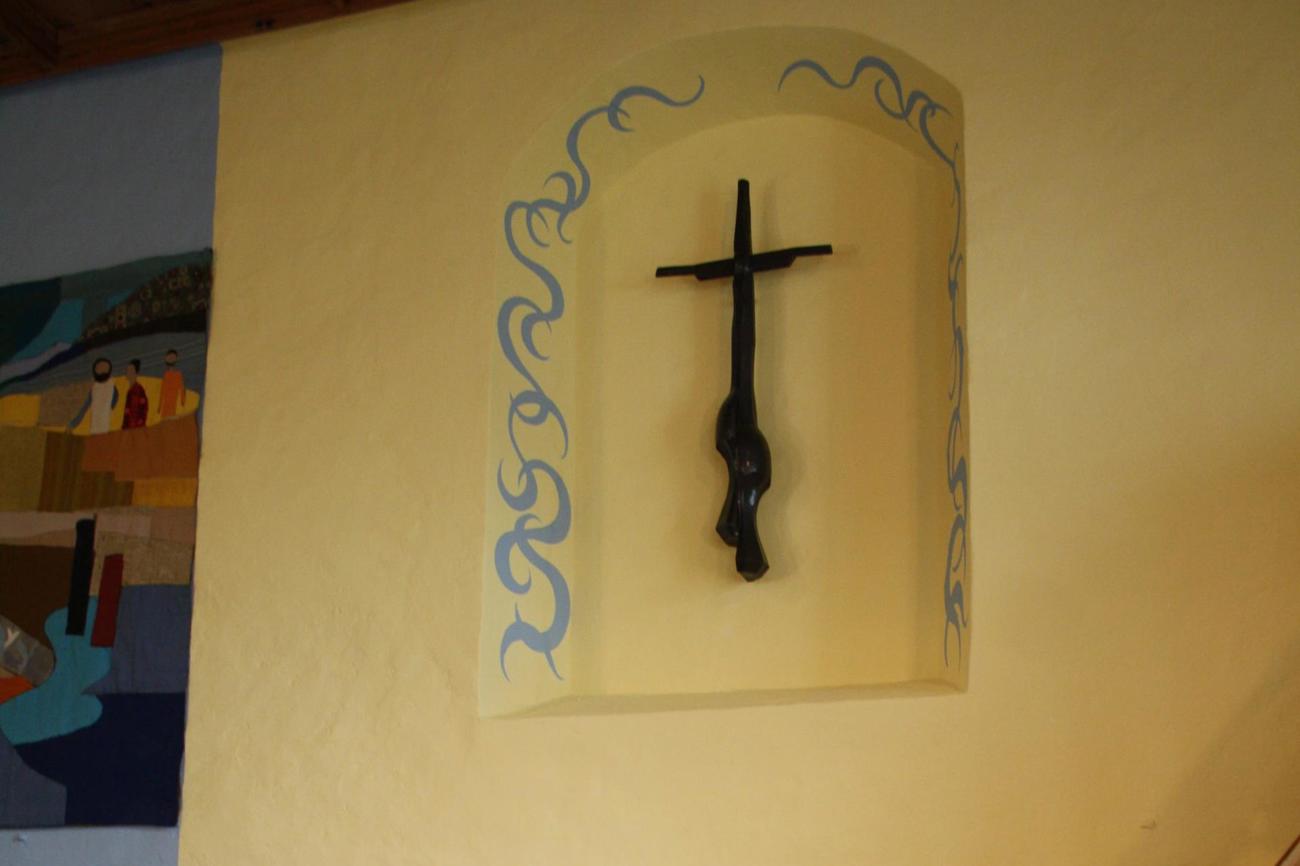 Zeichen der Verbundenheit: das Kreuz in der Kirche Niederneunforn, das aus den alten Glockenklöppeln der Kirche Oberneunforn entstanden ist. (Bilder: Micha Rippert)