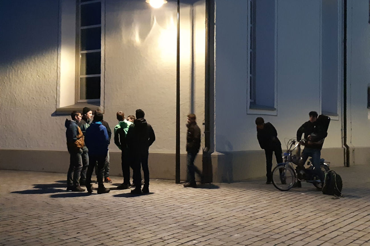Nach dem Konfirmandenunterricht jedes Mal stimmungsvolles Zauren. Kopf und Herz wollen verbunden sein. Foto: Markus Grieder Nach dem Konfirmandenunterricht jedes Mal stimmungsvolles Zauren. Kopf und Herz wollen verbunden sein. Foto: Markus Grieder