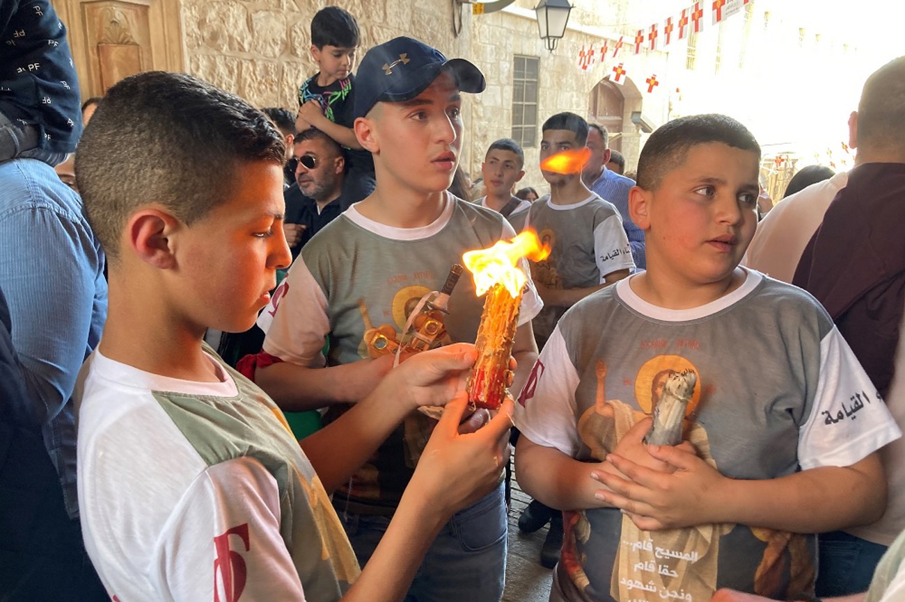 Christen tragen am Ostersamstag das «heilige Feuer» weiter. (Bild: zVg)