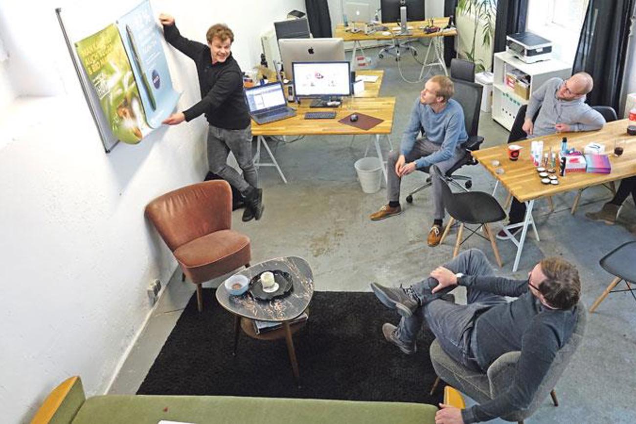 Mission Sexualität: Wellington Estevo, Timon Rahn, Jonathan und Gerhard Peters (von links) diskutieren einen Plakatentwurf ihres christlichen Sexshops.|Christliches Medienmagazin pro/Marina Blatt