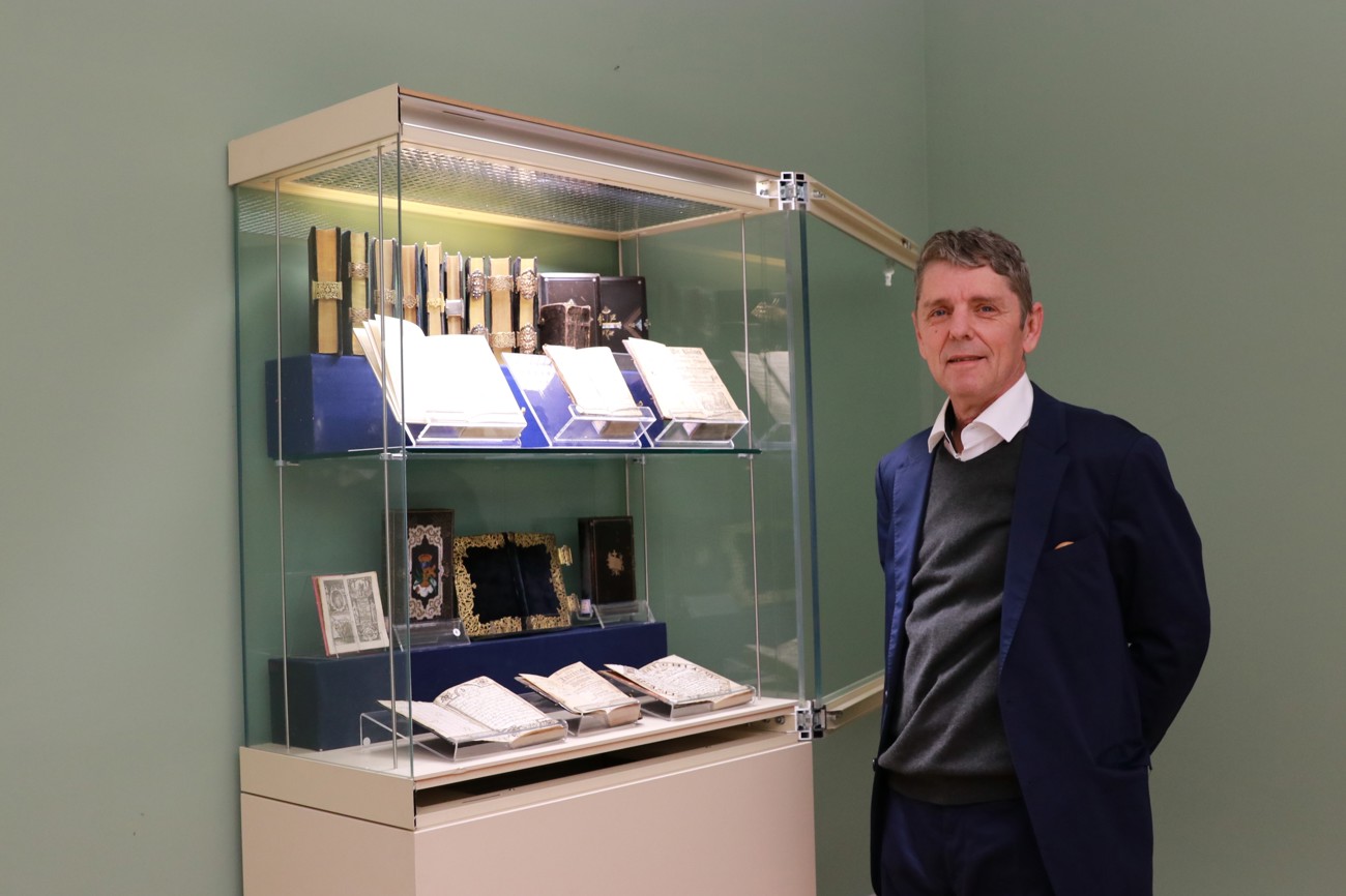 Der langjährige Gachnanger Pfarrer Christian Herrmann präsentierte an der Vernissage am 26. November 2023 eine Auswahl aus seiner Sammlung historischer Kirchengesangbücher. (Bild: Claudia Koch)