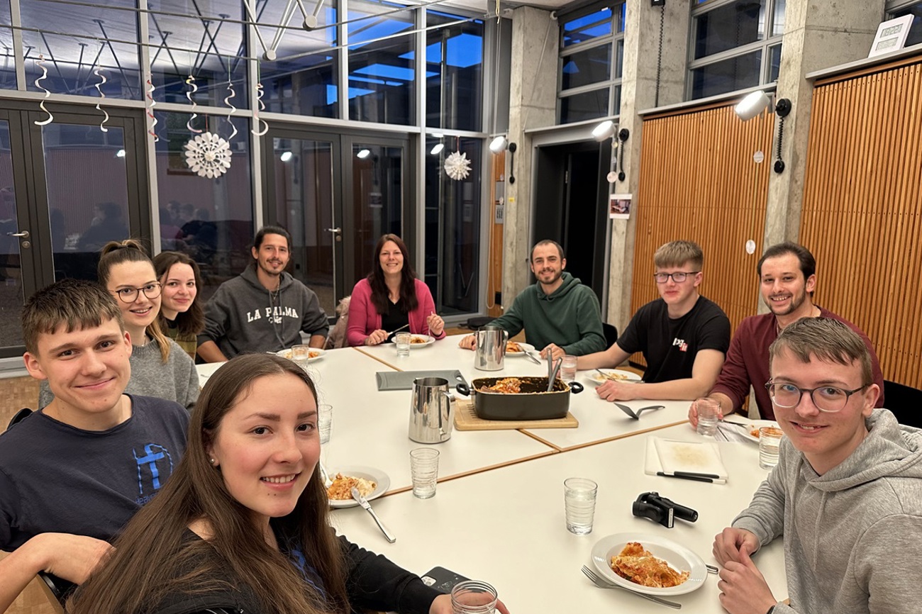 Heaven’s Door-Team beim Abendessen (im Uhrzeigersinn von vorne links): Noemi, Lars, Lea, Karin, Mario und Isabella (Gastreferenten), Remo Rüegg, Eric, Nicola, Fabian. (Bild: pd)