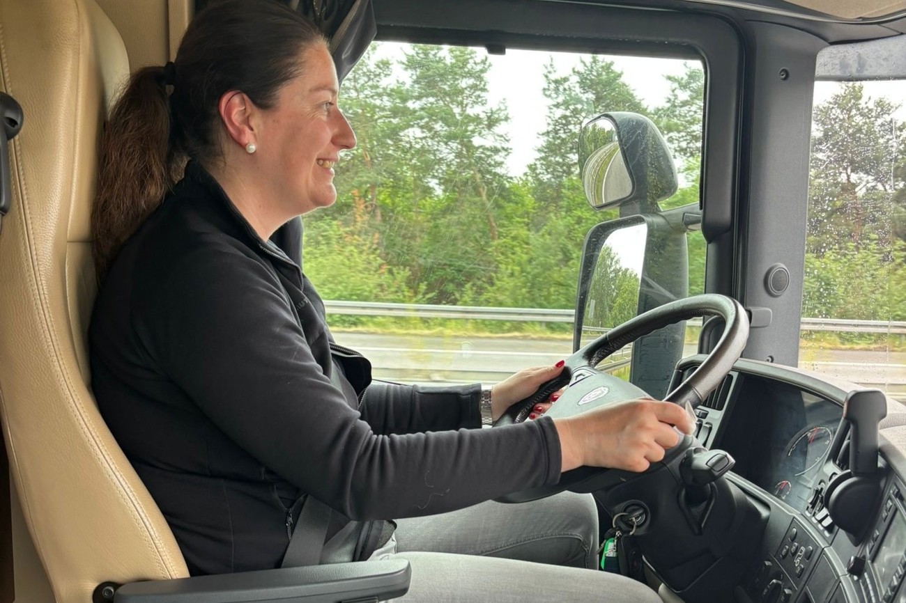 Ob im Lastwagen oder im Synodepräsidium: Regina Schmid sitzt gerne am «Steuer». (Bild: zVg)