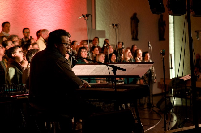 Chorleiter und Gemeindemusiker Stefan Wieske aus Altnau haut in die Tasten. (Bild: zVg) Chorleiter und Gemeindemusiker Stefan Wieske aus Altnau haut in die Tasten. (Bild: zVg)