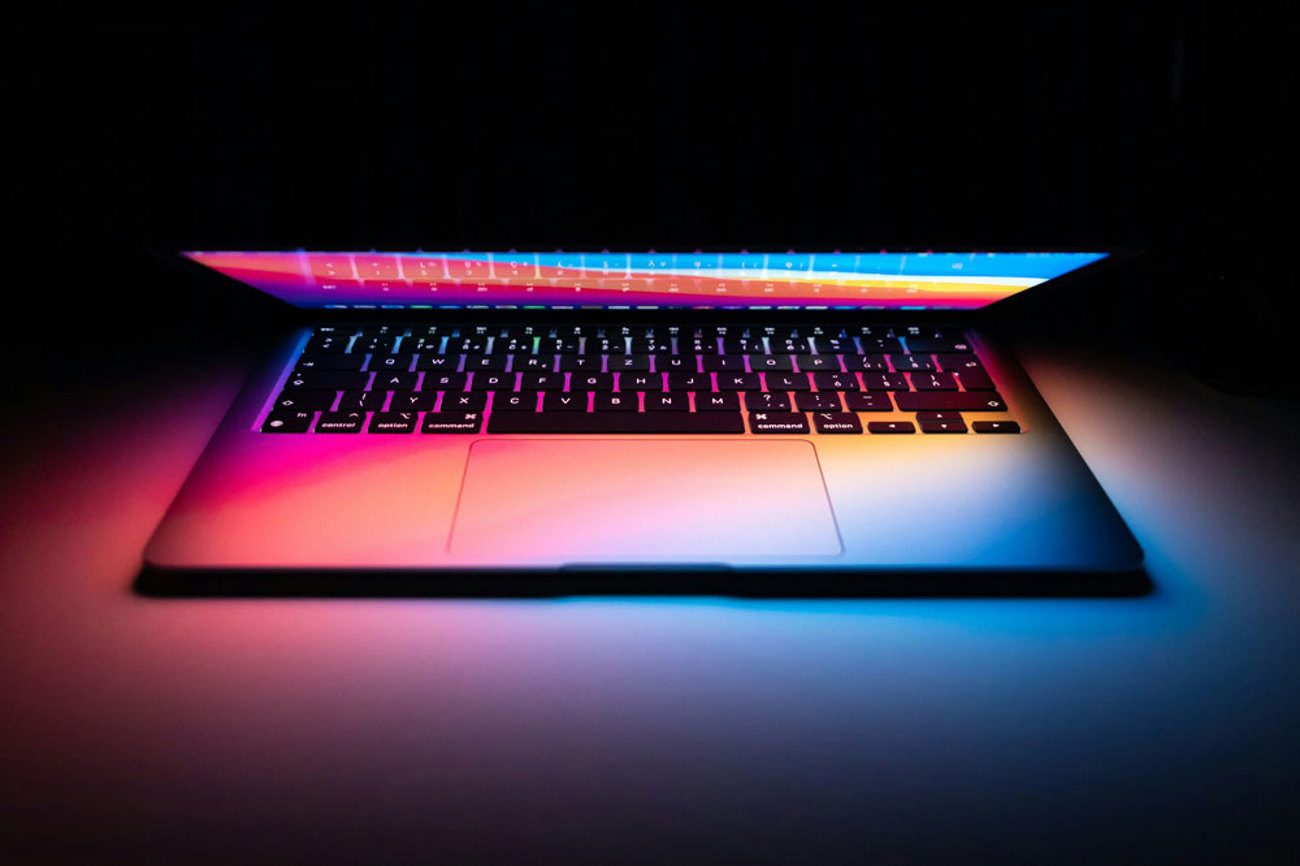 Zwischen Licht und Schatten: Wie weit sollen Kirchen sich auf Künstliche Intelligenz einlassen? | Foto: Martin Katler/Unsplash