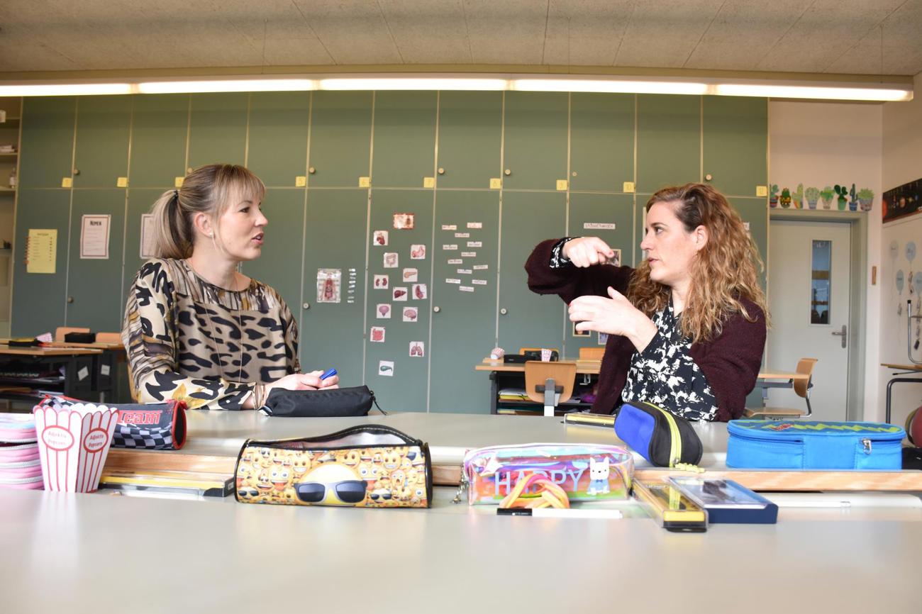 Diana Gutjahr (links) und Nina Burri: Die Hilfswerk-Juristin und die Unternehmerin treffen sich nach vielen Jahren wieder in der Schule und diskutieren über ihre unterschiedlichen Ansichten zu Klimagerechtigkeit und Verantwortung. (Bild: sal)
