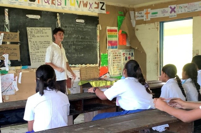Manuel Ditthardt unterrichtet in der Schule auf Samoa.