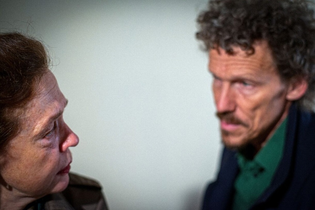 Im Theaterstück «Gift. Eine Ehegeschichte» von Lot Vekemans geben sich die Eltern nach dem Verlust ihres Kindes die Chance für einen Neuanfang. Im Bild: Lilian Naef und Markus Amrein. (Bild: Hans Jon Ries)