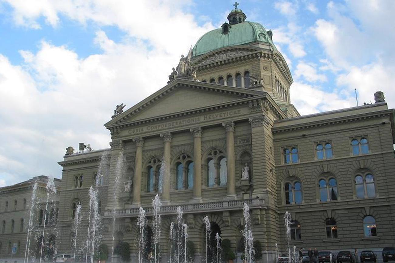 Im Bundeshaus macht man Politik, in der Kirche betet man? Kirchenvertreter sollen sich nicht in die Politik einmischen, findet CVP-Präsident Gerhard Pfister. Reformierte Kirchenvertreter sehen das anders. Theologen verschiedener Konfessionen und Bundesparlamentarier wollen künftig über Werte und Fragen der Menschenwürde diskutieren.|wikimedia