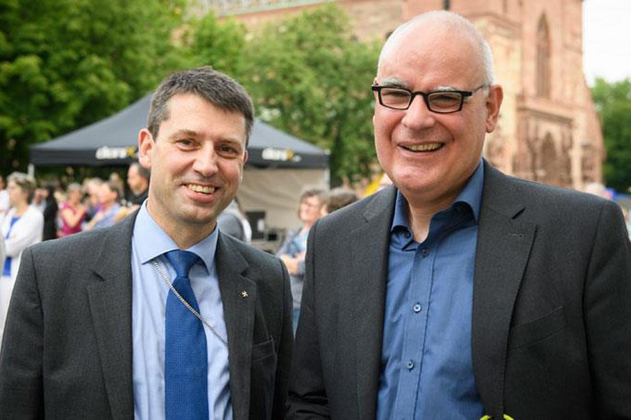 Kirchenbundspräsident Gottfried Locher (links) und der Basler Kirchenratspräsident Lukas Kundert geniessen die Stimmung an der «Nacht des Glaubens» auf dem Münsterplatz in Basel. | Dominik Plüss