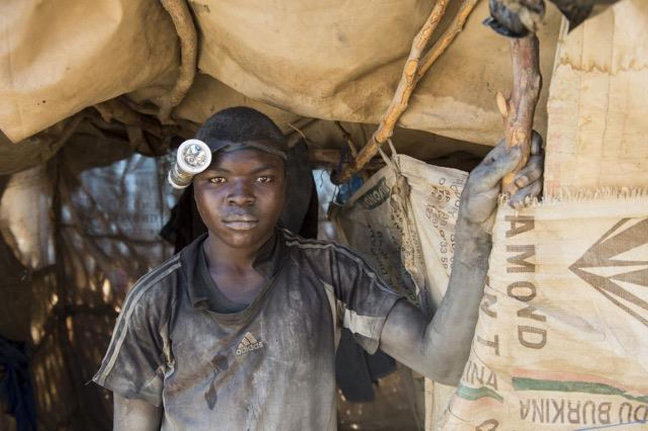 Afrikanischer Arbeiter einer Goldraffinerie (Bild: Meinrad Schade / Fastenopfer)