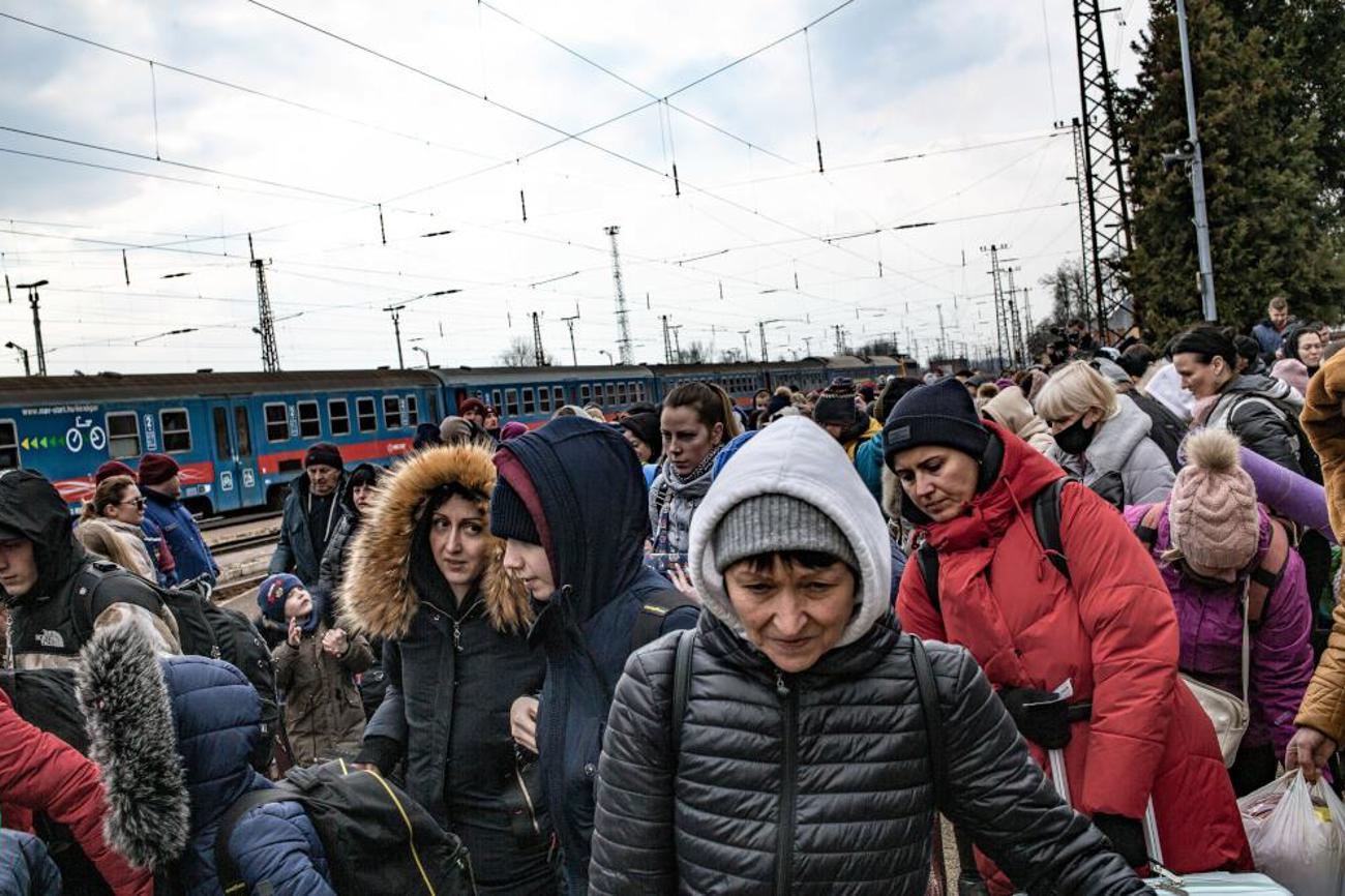Frauen und Kinder steigen an der ungarischen Grenze aus dem Zug. |Klaus Petrus