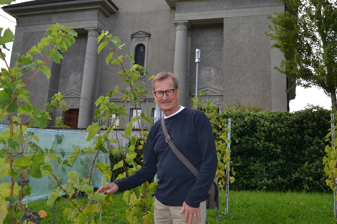 Martin Ballat ist stolz auf den Arboner Kirchenrebberg, der konform dem «Grünen Güggel» angelegt wurde. (Bild: Ernst Ritzi)