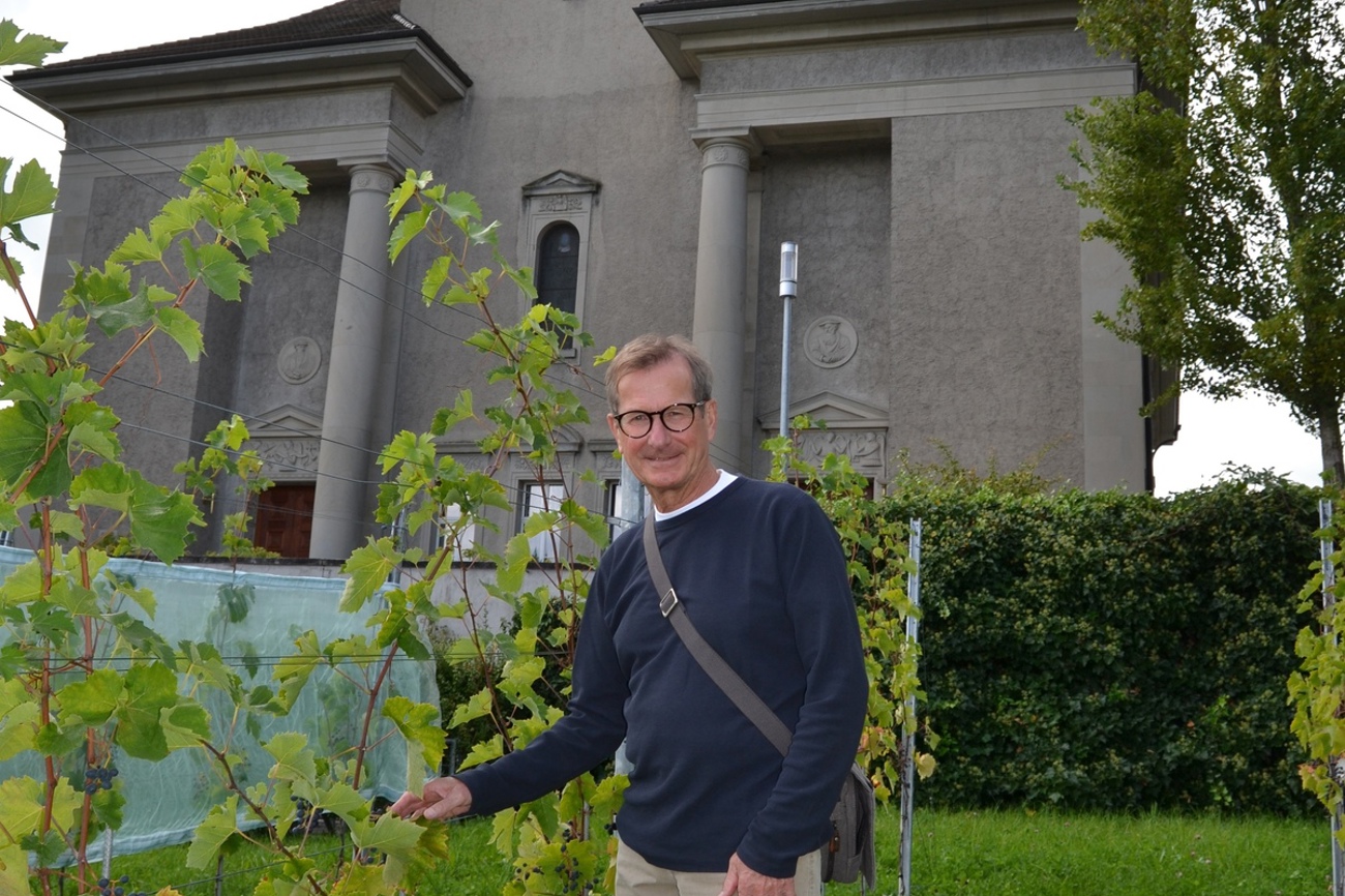 Martin Ballat ist stolz auf den Arboner Kirchenrebberg, der konform dem «Grünen Güggel» angelegt wurde. (Bild: Ernst Ritzi))
