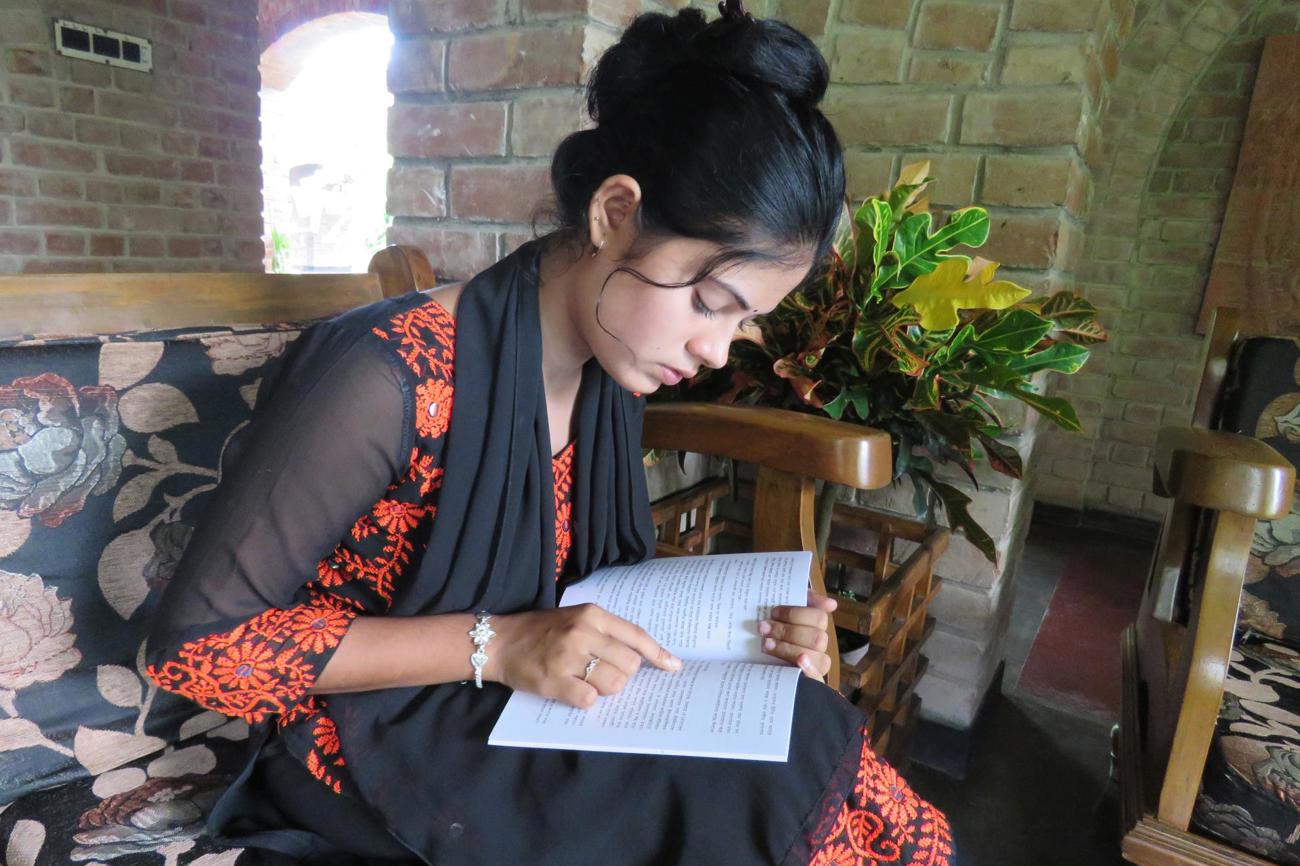 Tanha liest in Bangladesch in einem christlichen Buch: Was nach einer normaler Szene erscheint, kann Folgen haben. Denn Bangladesch gehört zu den Ländern, in denen Christinnen und Christen die stärkste Verfolgung erleben. (Bild: Open Doors Schweiz)