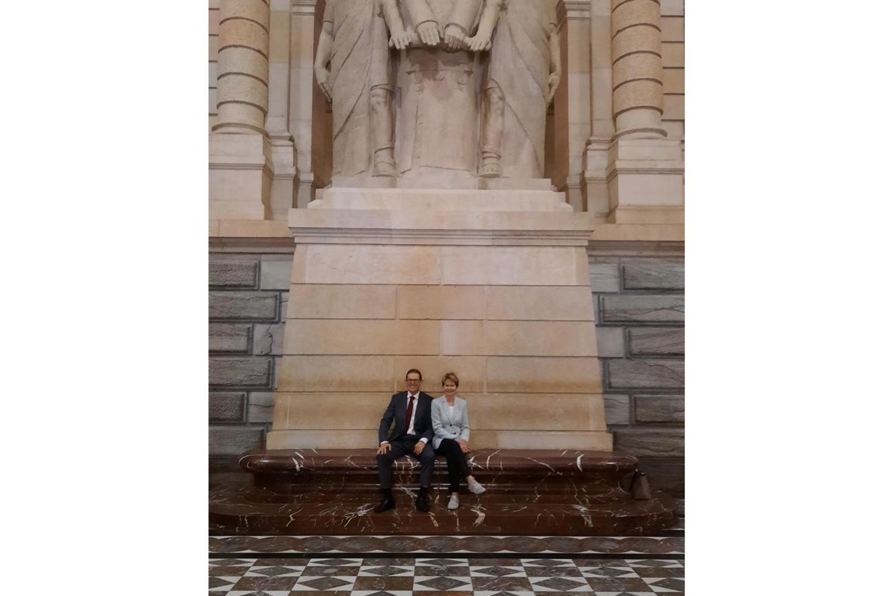 Symbolträchtiges Bettagsbild: Die beiden Thurgauer Ständeratsmitglieder Jakob Stark und Brigitte Häberli in der Mitte der Kuppelhalle im Bundeshaus vor der Statue der «Drei Eidgenossen ». Die Gründungsväter halten ihre Hand über den Bundesbrief, in dem die Gründung der Eidgenossenschaft «im Namen Gottes» festgehalten wurde. (Bild: zVg)