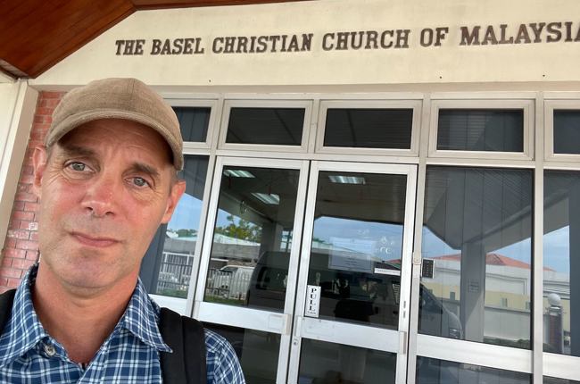 Vor dem Eingang des Hauptquartiers der BCCM - BASEL christian church of Malaysia Vor dem Eingang des Hauptquartiers der BCCM - BASEL christian church of Malaysia