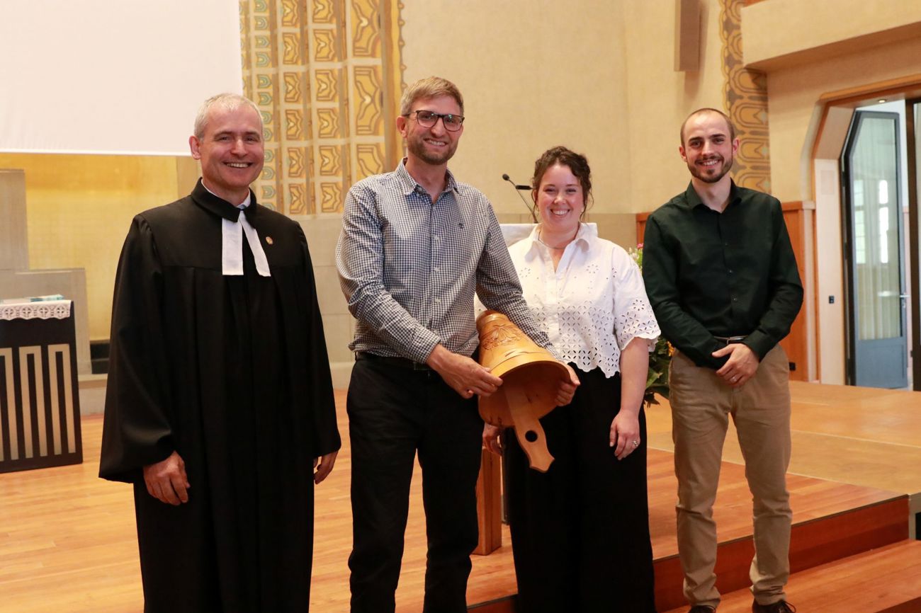 Von Pfarrer Paul Wellauer (links) zu Diakonen und zur Diakonin ordiniert: Stefan Maag, Verena Bösch und Remo Rüegg. (Bild: ck)
