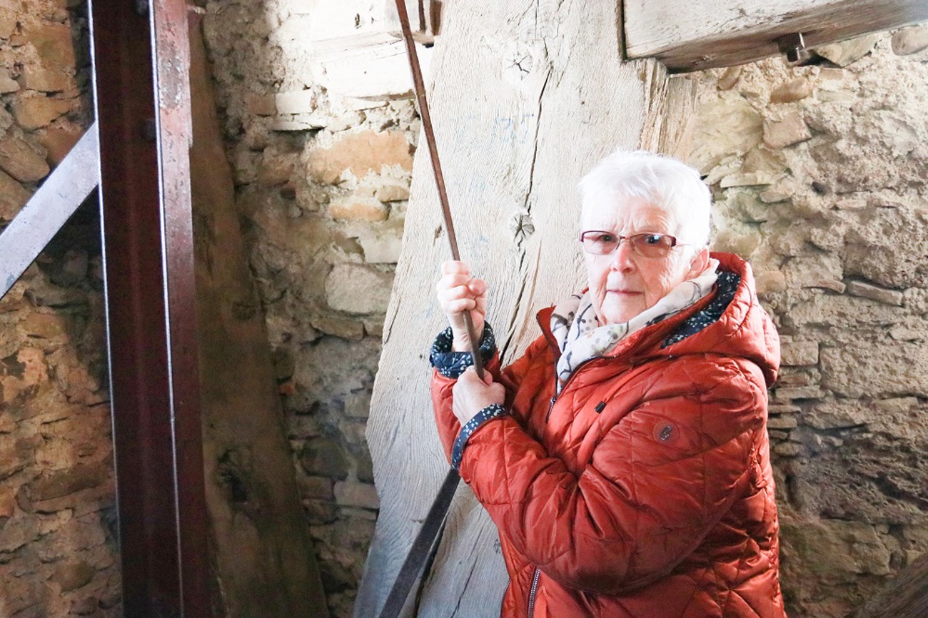 Als ehemalige, langjährige Mesmerin weiss Trudi Diem heute noch, wie fest sie am Lederriemen ziehen muss, damit die Taufglocke in Schwung kommt. (Bild: Claudia Koch)