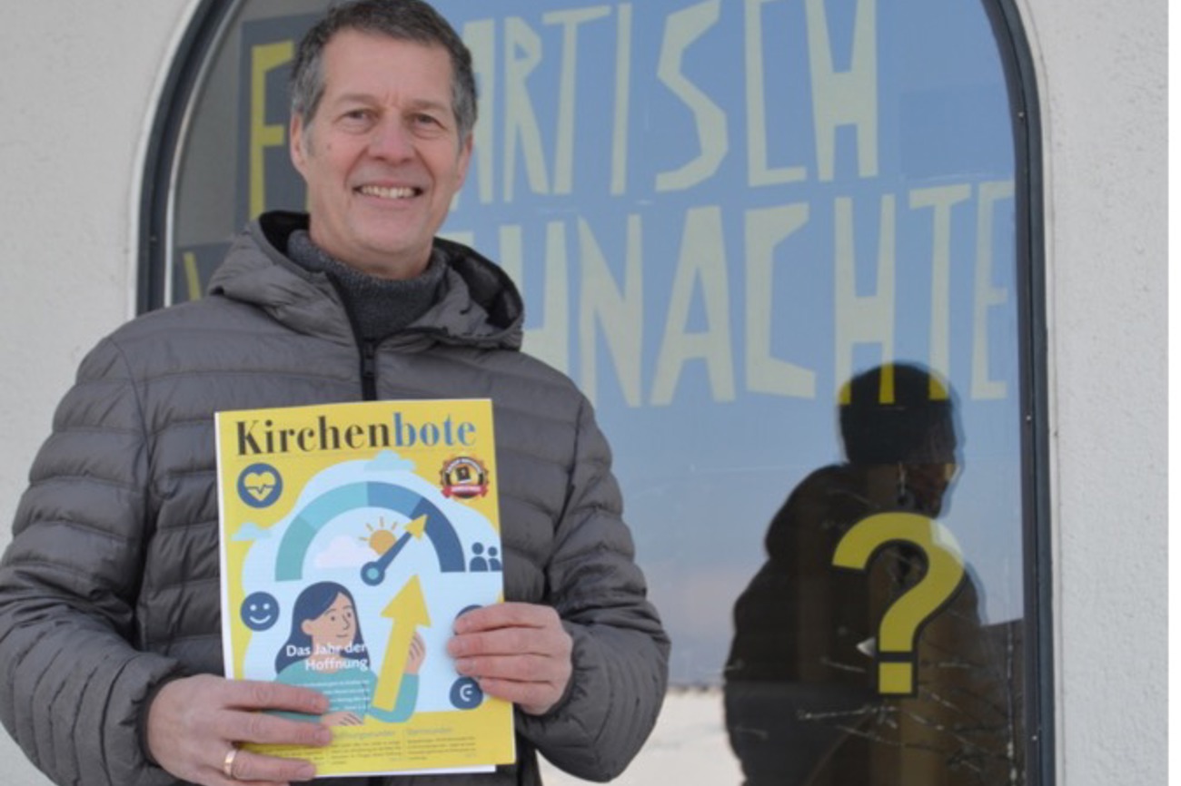 Gegen aussen wirken: Mit einem besonders gestalteten Kirchenfenster lud Pfarrer Christian Stahmann in die weihnachtlich geschmückte Kirche in Scherzingen ein. (Bild: Ernst Ritzi)