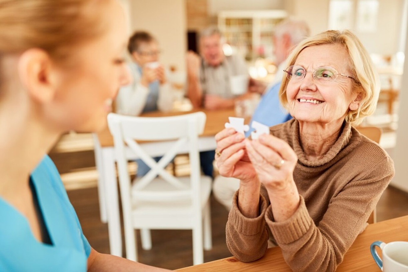 Lachen und Weinen liegen im Umgang mit Menschen mit Demenz nahe beieinander. Das stellen Spitalseelsorger Alex Hutter und Pfarrerin Esther Walch Schindler (Bilder unten) in ihrer Arbeit fest. (Bild: AdobeStock / Robert Kneschke)