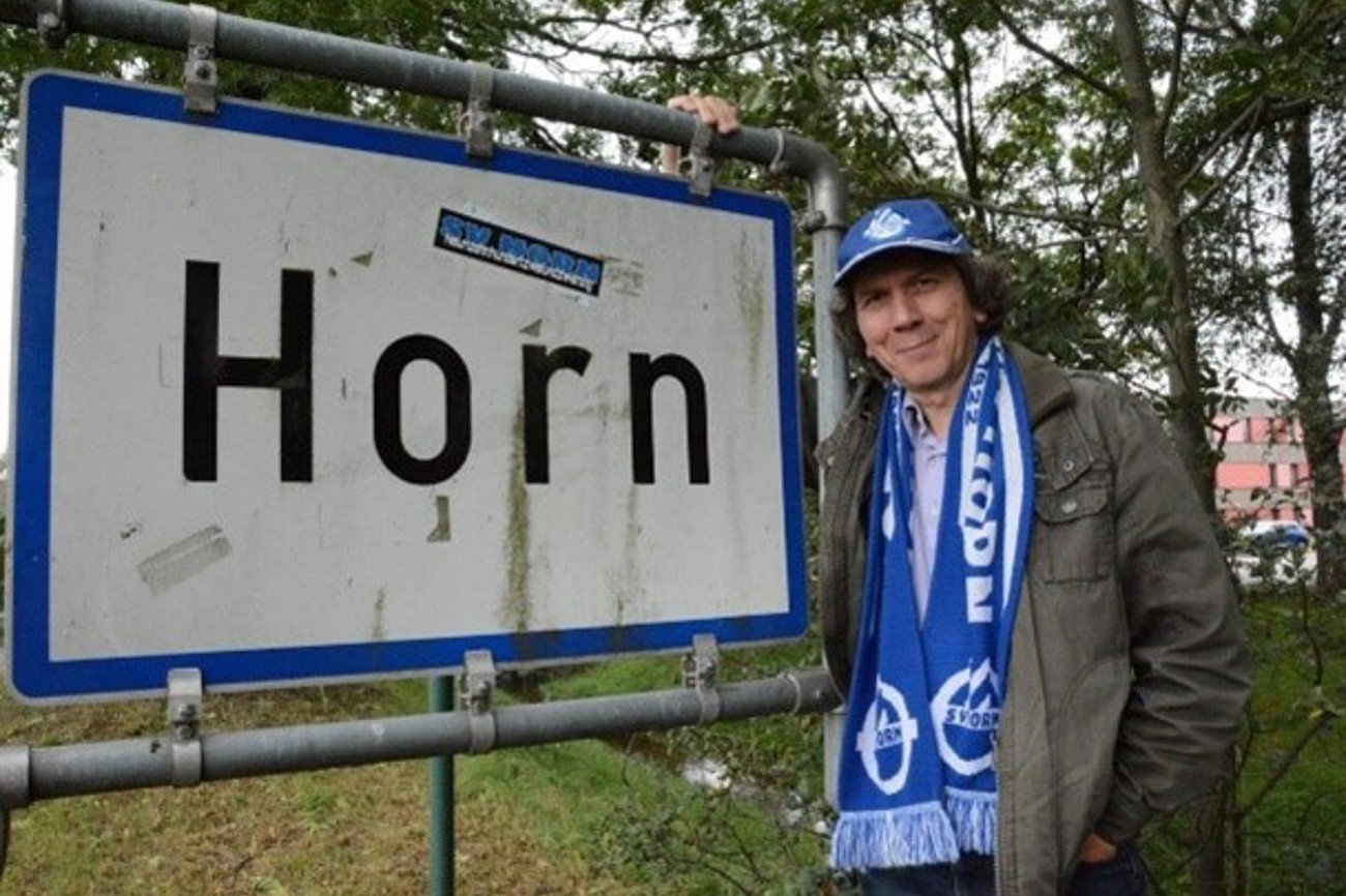 Georg Stelzner vor der Ortstafel der Gemeinde Horn in Niederösterreich, wo sein Lieblings-Fussballverein, der SV Horn, beheimatet ist. (Bild: zVg)