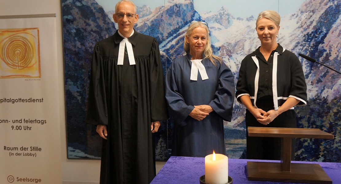 Kirchenrat Lukas Weinhold, Pfarrerin Susanne Imhof und Pflegedirektorin Agnes König freuen sich gemeinsam über die personelle Lösung. (Bild: Inka Grabowsky)