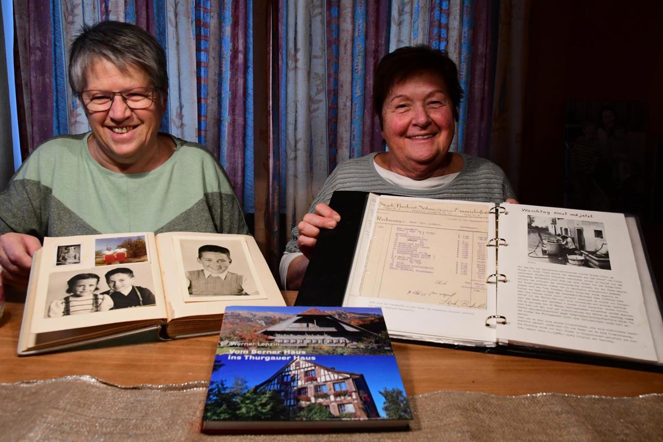 Mit alten Dokumenten und dem neuen Buch «Vom Berner Haus ins Thurgauer Haus»: Annelies Weibel-Kernen und Esther Kernen. (Bild: Werner Lenzin)