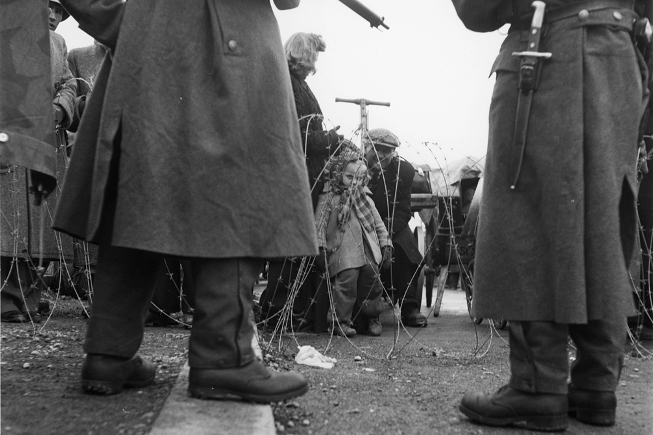 Flüchtlinge warten am Grenzposten St. Margarethen 1945 auf ihren Übertritt. | Foto: Keystone/Photopress-Archiv/Doelf Meier