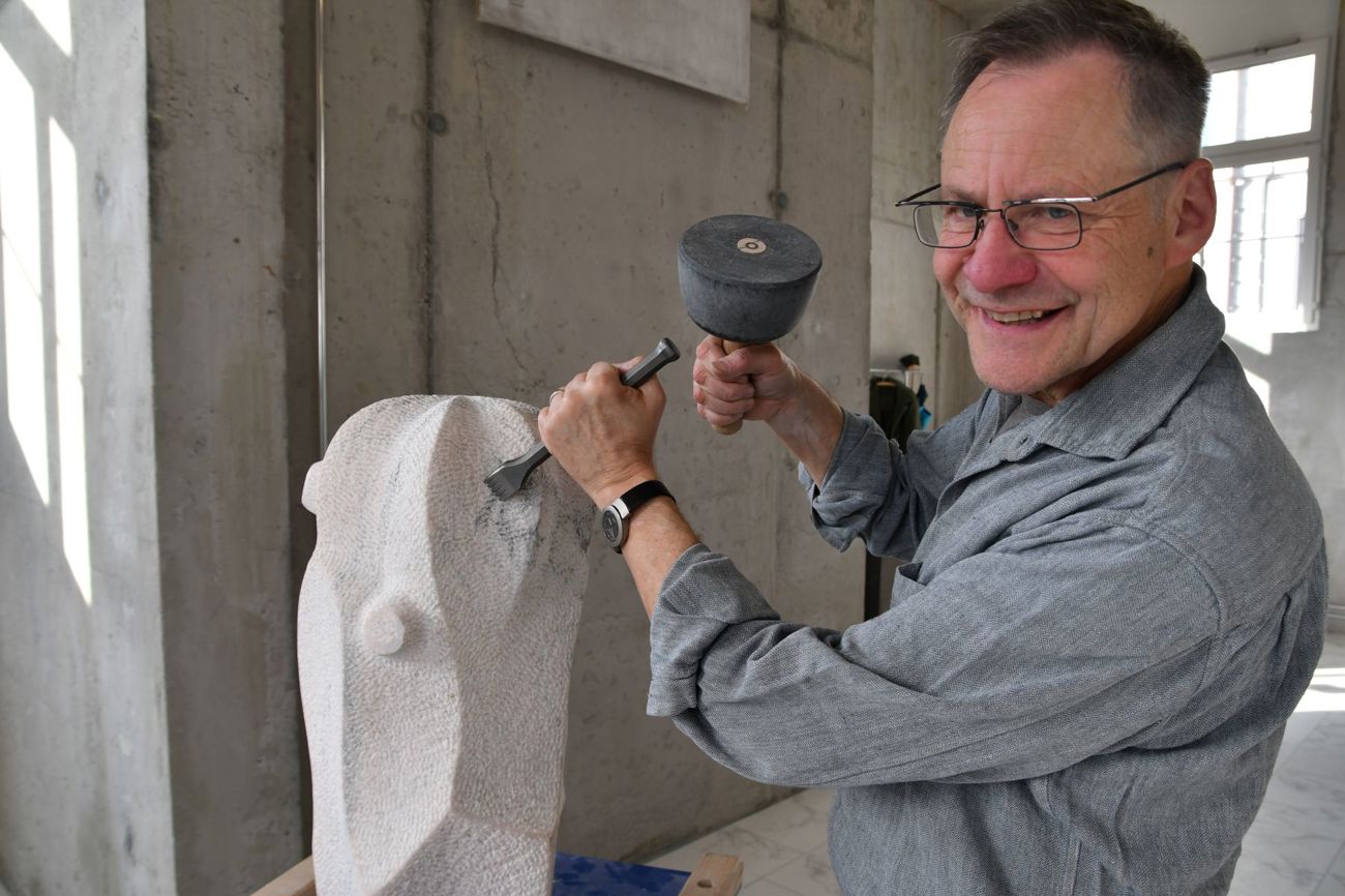 Daniel Bühler-Koch bearbeitet in seinem Weinfelder Atelier die Skulptur «Himmelfahrt». (Bild: Georg Stelzner)