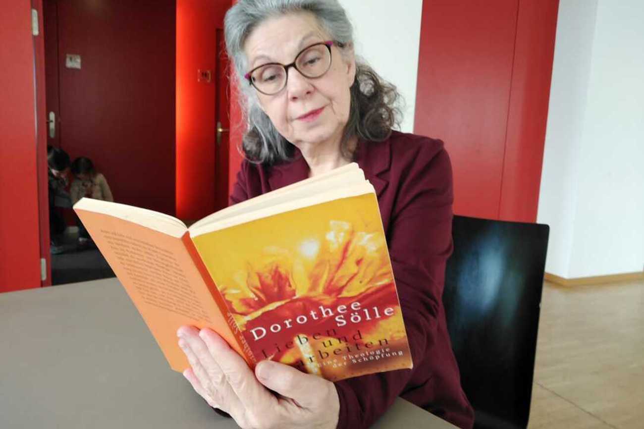 Für Brigitta Lampert lebt Dorothee Sölle durch ihre Bücher weiter. (Bild: pd)