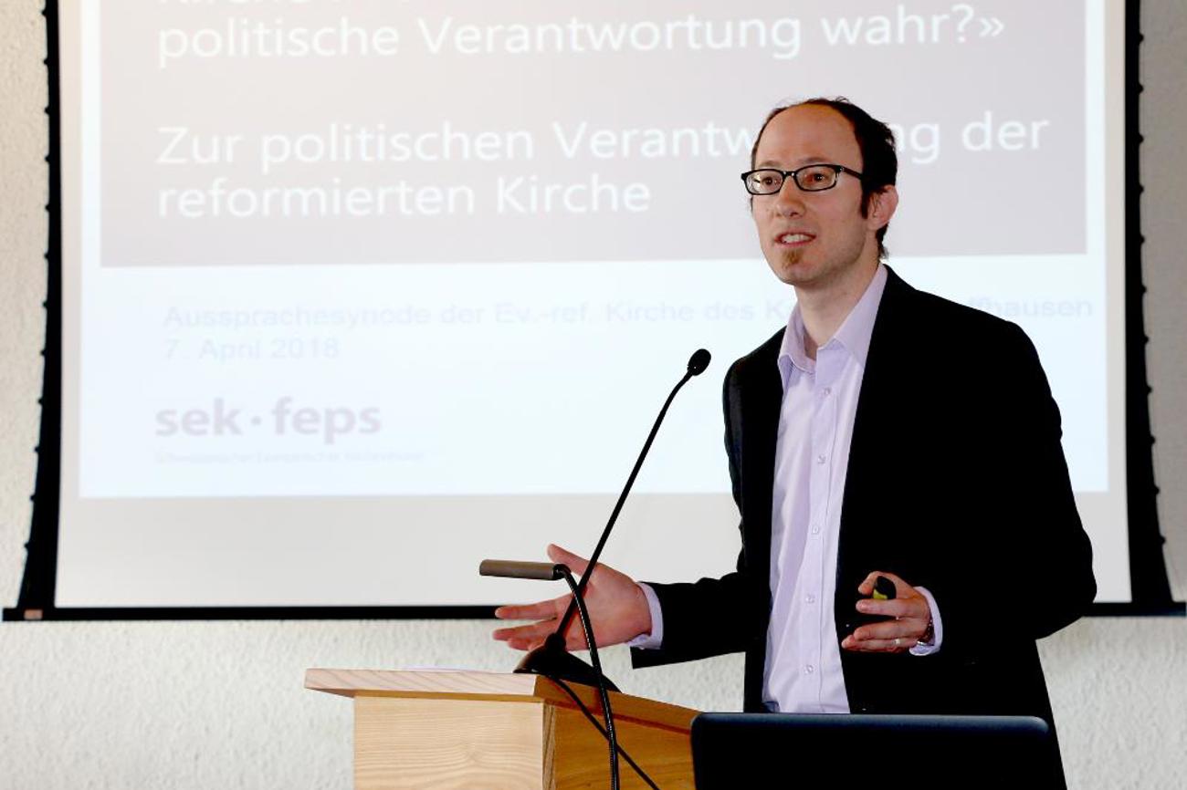 Simon Hofstetter, Beauftragter für Recht und Gesellschaft beim Schweizerischen Evangelischen Kirchenbund SEK, spricht am 7. April an der Aussprachesynode der evangelisch-reformierten Kirche Schaffhausen.|Adriana Schneider