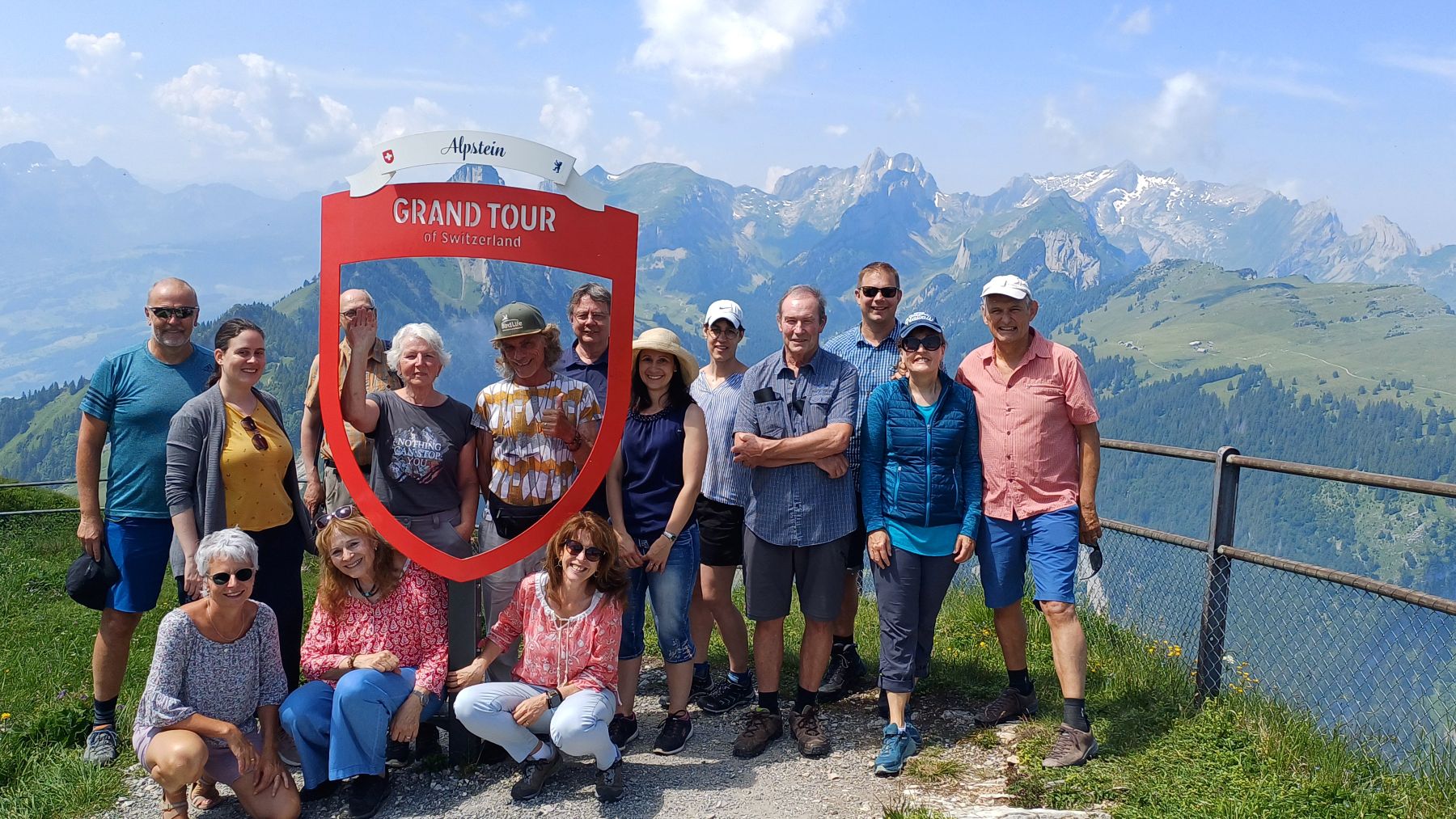 Elisabeth Schönholzer und Jmerio Pianari wurden an einem gemeinsamen Ausflug auf dem Hohen Kasten von ihrem Team verabschiedet. (Bild: Marianne Pfändler)
