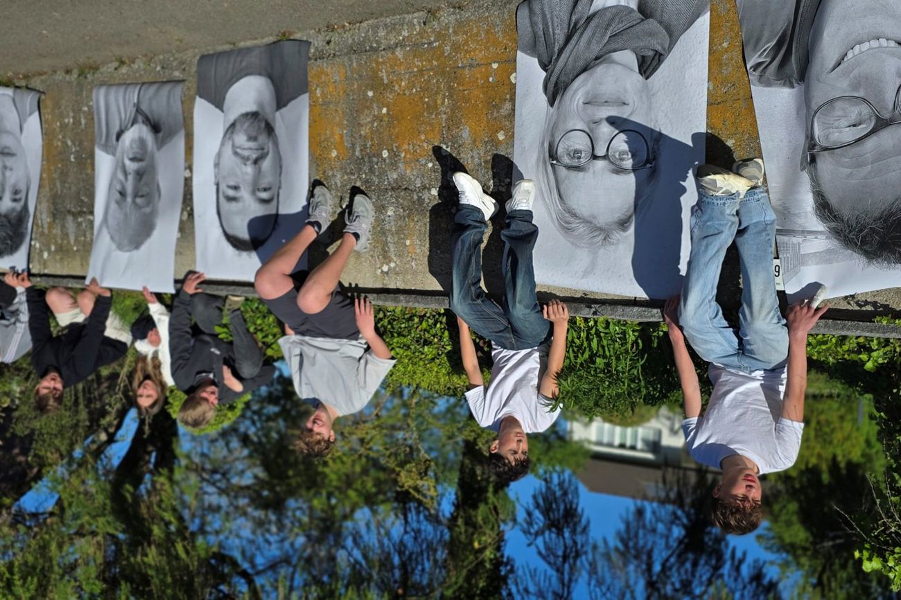 Die Konfirmandinnen und Konfirmanden aus Bottighofen und Scherzingen haben Menschen aus ihrer Kirchgemeinde fotografiert und machen nun die Geschichten hinter den Porträts sichtbar. (Bild: Christian Stahmann)