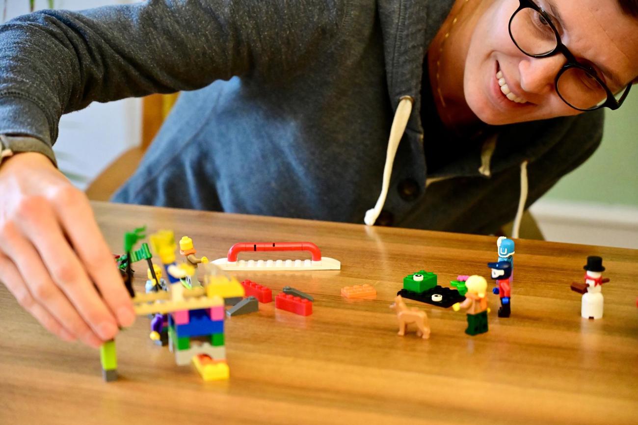 Flavia Hüberli hat im November letzten Jahres die Leitung der Innovationsstelle «Start-Up Kirche» übernommen. Eine spielerische Methode mit Lego hilft ihr dabei, konkrete Projekte umzusetzen. (Bild: zVg)
