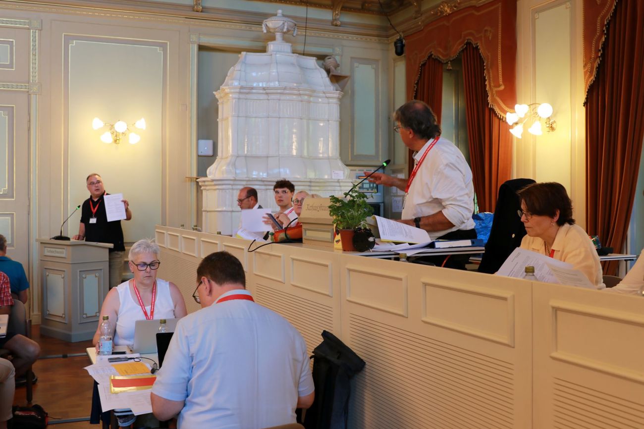 Die Motion der Anstellung von Pfarrpersonen, angestossen von Pfarrer Lukas Butscher aus Amriswil (links), sorgte für Diskussion. (Bild: Claudia Koch)