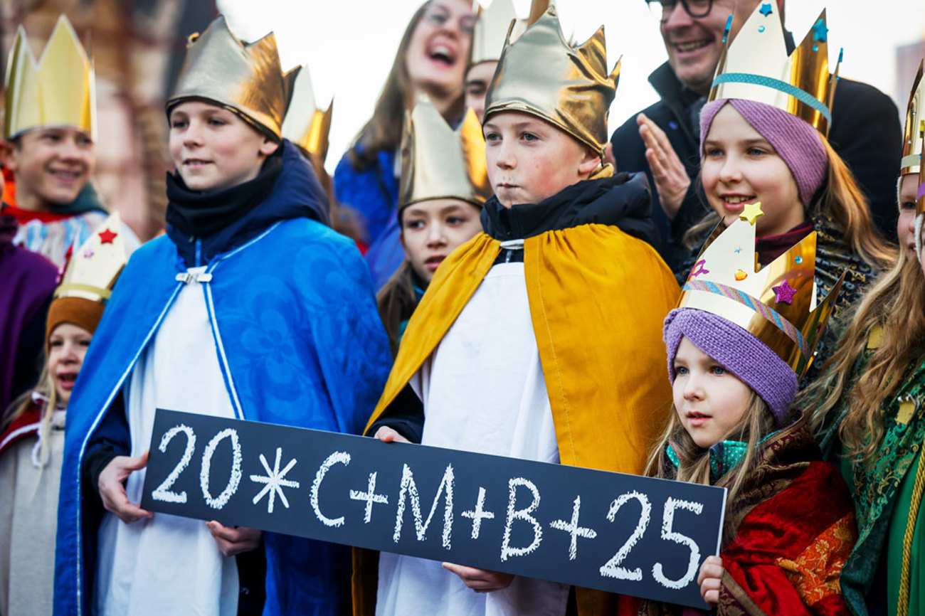 Brauchtum: Die drei heiligen Könige, Kaspar, Melchior und Balthasar, unterwegs zu den Leuten. | epd-bild/Detlef Heese