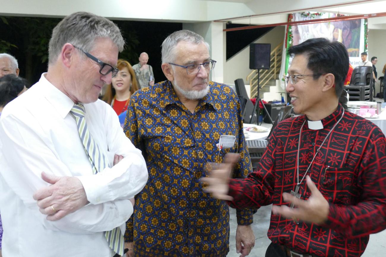 Wilfried Bührer und Alfred Hirt im Gespräch mit Bischof James Wong