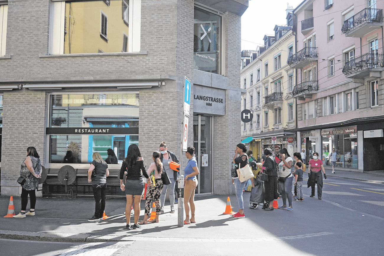 Anstehen für günstige Lebensmittel in Zürich. Die Schlangen werden nicht kürzer. Foto: Vera Rütimann