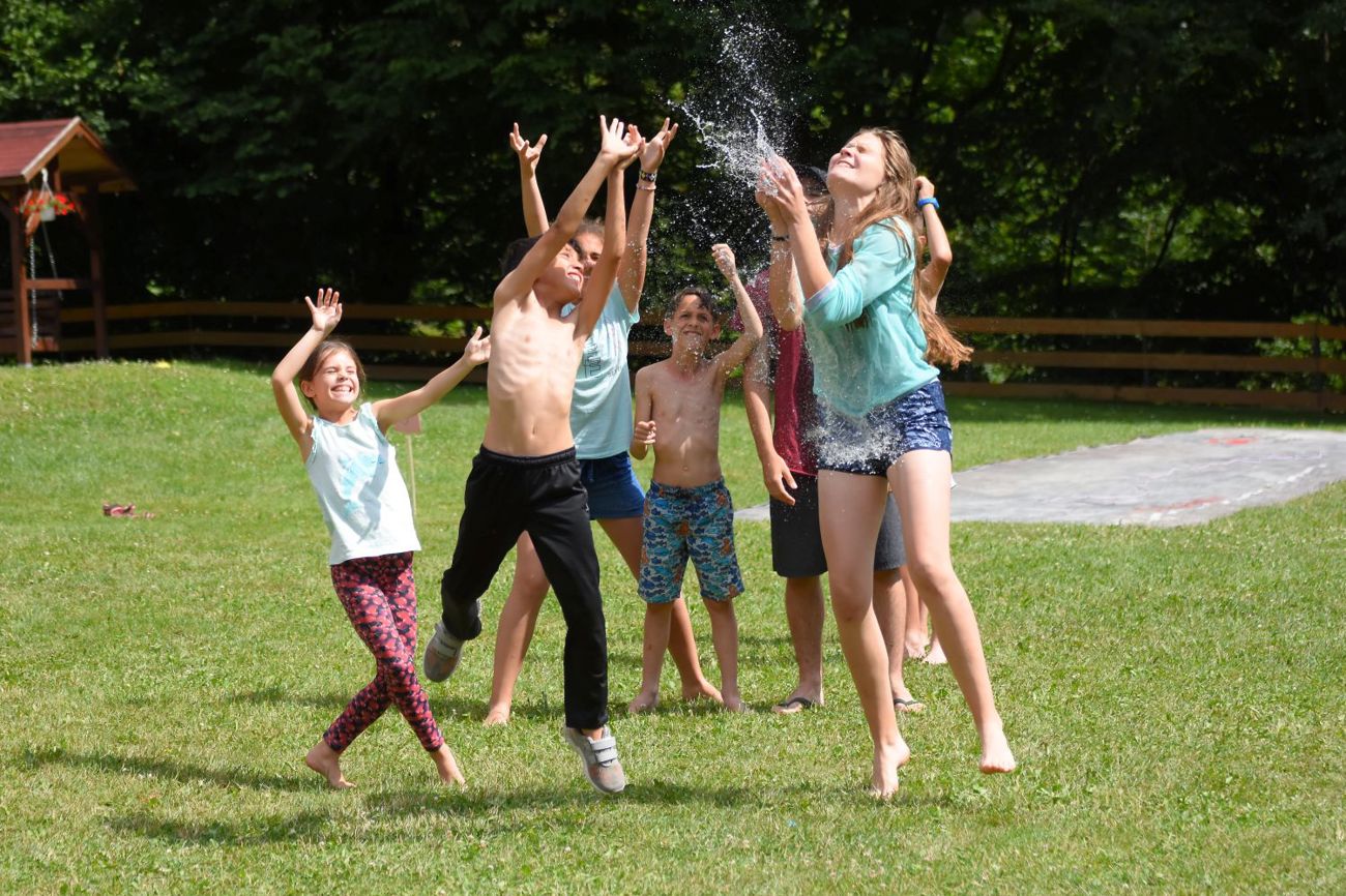 Bleibende Erinnerungen schaffen: Kinder auf der Teenranch Romania. (Bild: zVg) Bleibende Erinnerungen schaffen: Kinder auf der Teenranch Romania. (Bild: zVg)