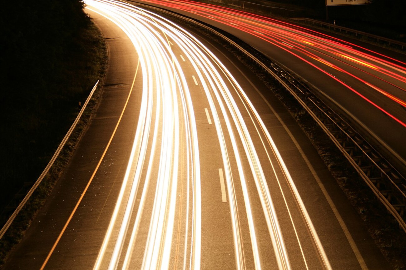 Unfälle wegen Geisterfahrern auf der Autobahn sind sehr selten, die Folgen jedoch wiegen schwer. Foto: pixabay
