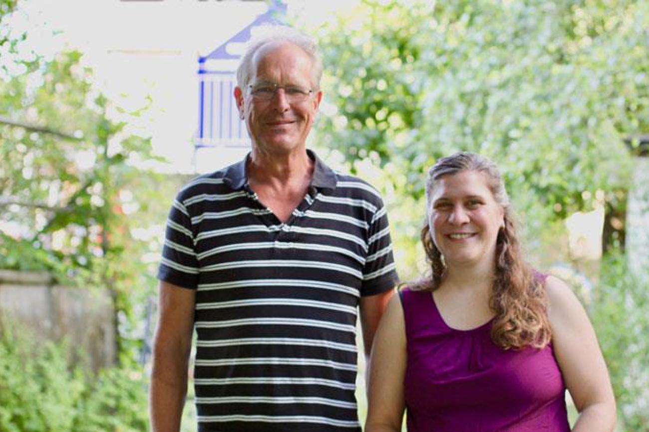Rudolf Meyer und Rahel Aschwanden führen begeistert durch den Garten hinter dem Kirchgemeindehaus Dübendorf.