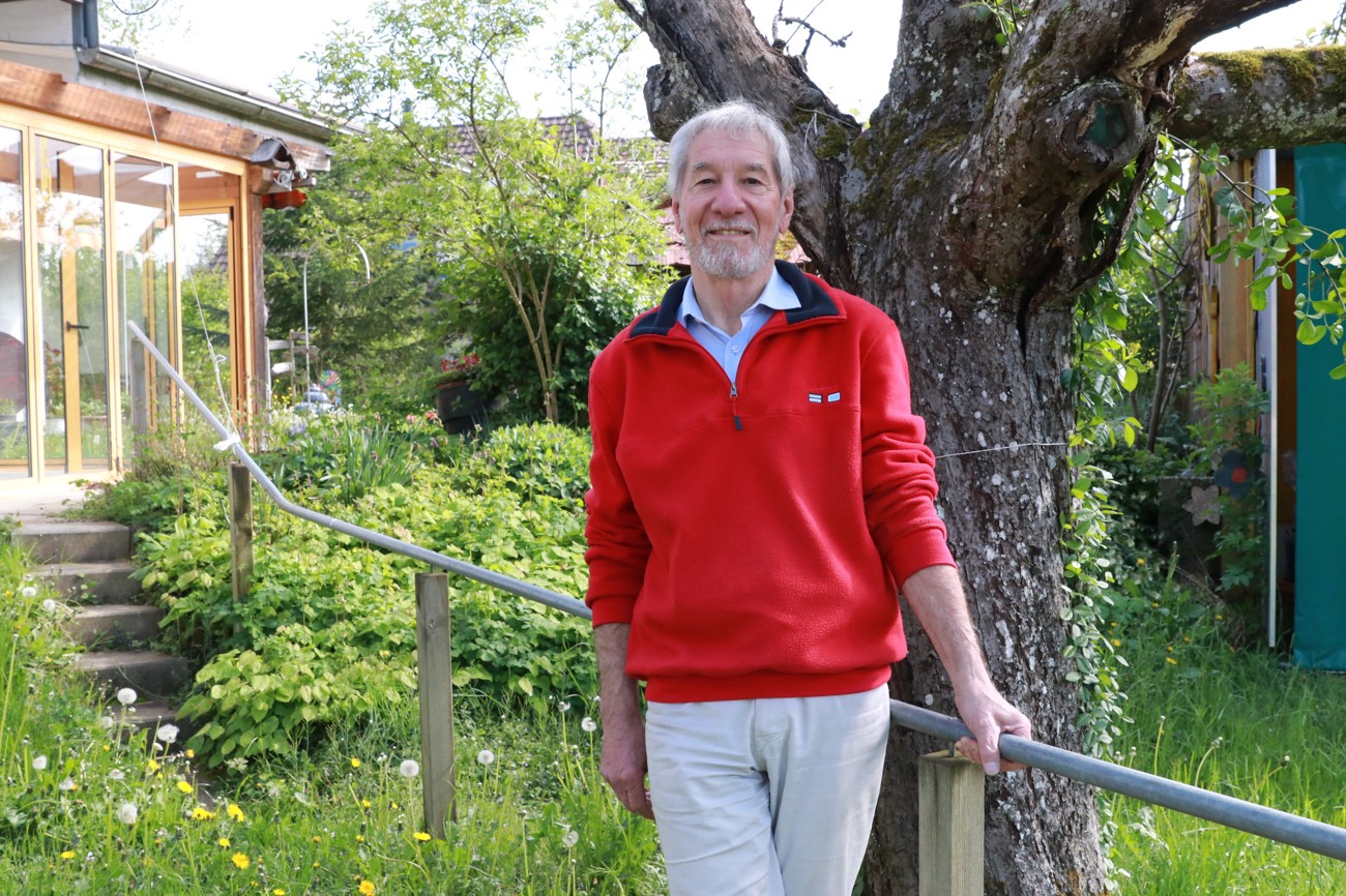 Möchte das Präsidium der Kirchgemeinde Kemmental in jüngere Hände übergeben: Hans Krüsi in seinem Garten. (Bild: Claudia Koch)
